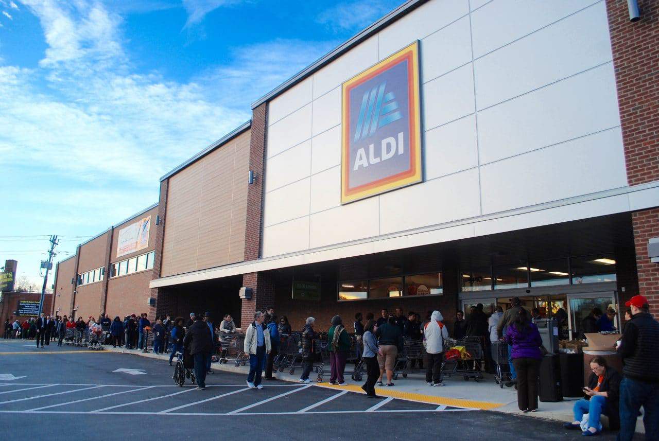 ALDI opens its new grocery store on Avenue
